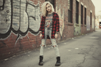 une jeune fille blonde en 2010 esprit grunge